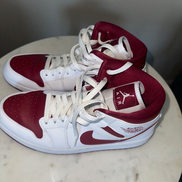 Jordan 1 Mid Valentines Day - Picture 2 of 6
